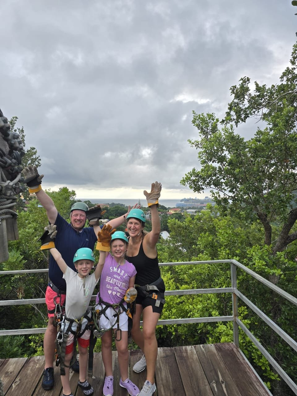 Paquete Zip & Hang: Zipline Plus Monkeys & Sloths Experience